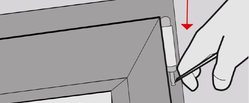 Veca loga rāmis tiek uzmanīgi izņemts, lai sagatavotos jauna loga uzstādīšanai