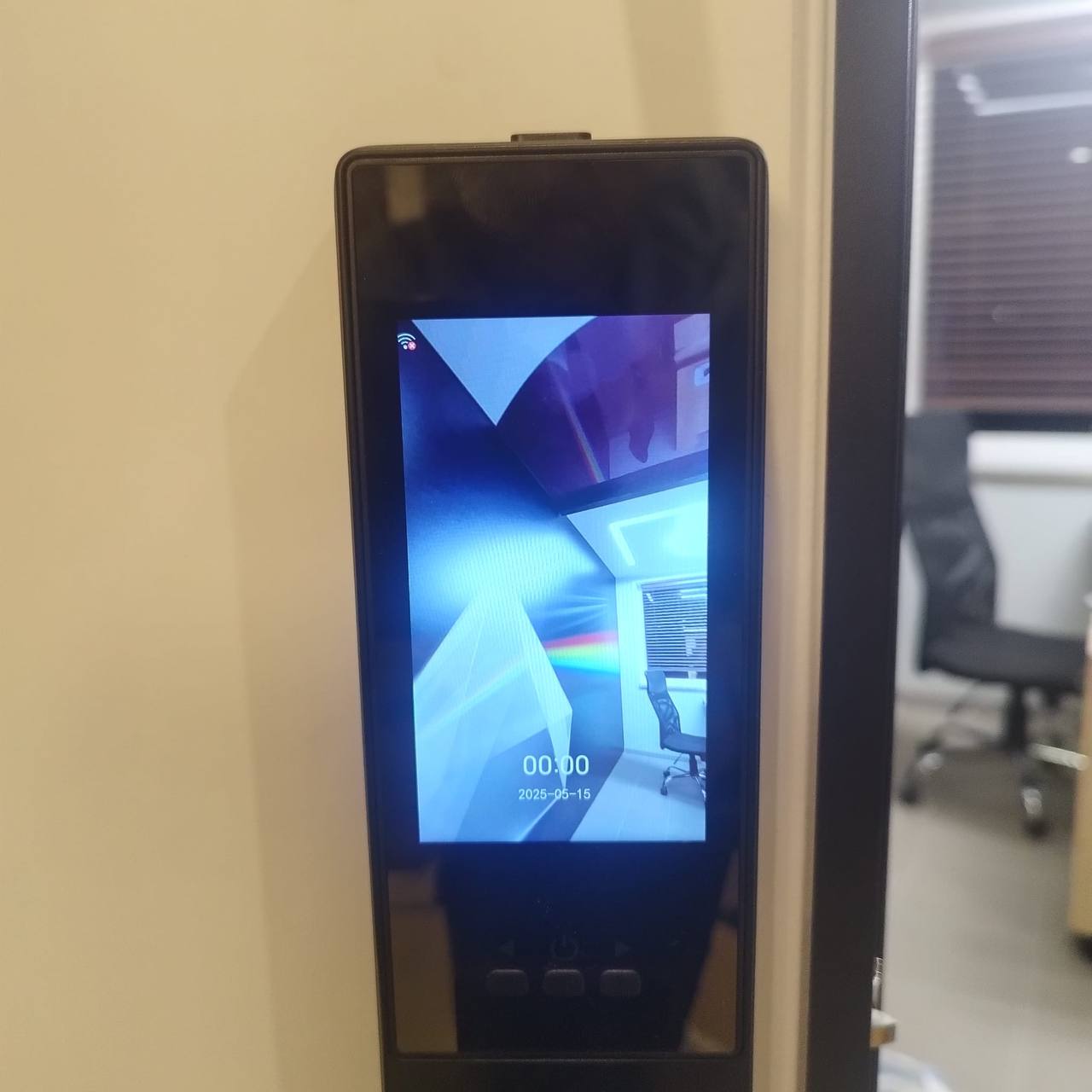 Durvis ar modernu gudro slēdzeni un viedtālruņa tālvadību