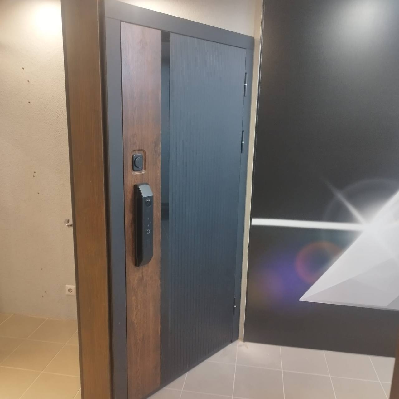 Gudrās durvis ar slēdzeni un viedtālruņa vadību ērtākai piekļuvei