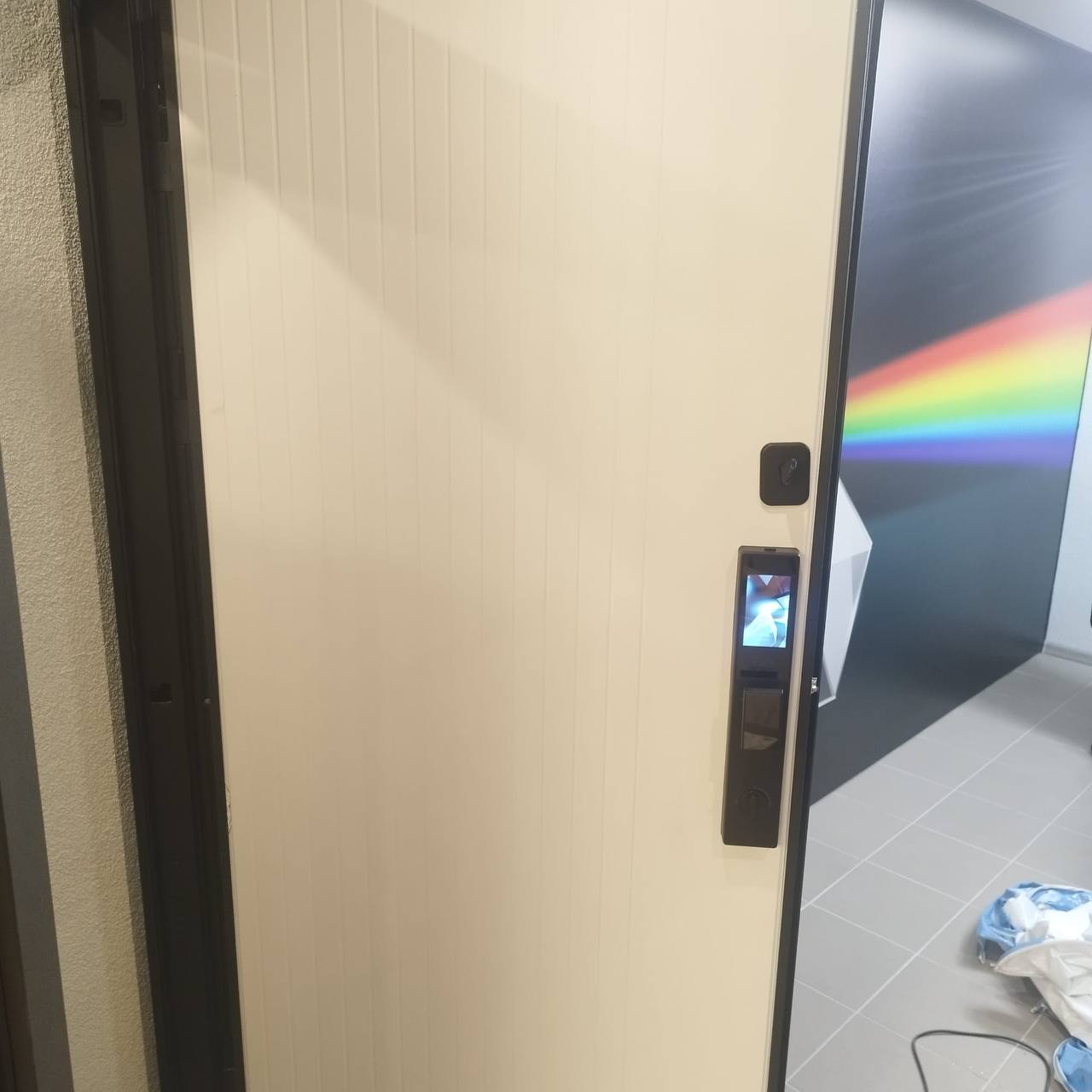 Gudrā slēdzene ar iebūvētu kameras sistēmu durvīs drošībai un monitoringam