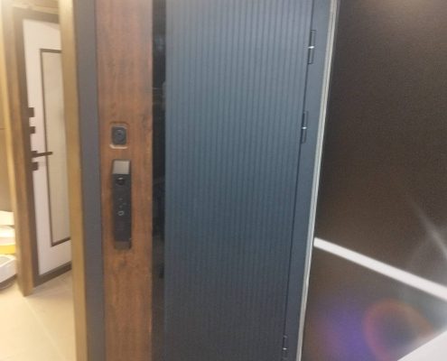 Gudrā durvju slēdzene ar e-paroli un pirkstu nospiedumu atpazīšanu