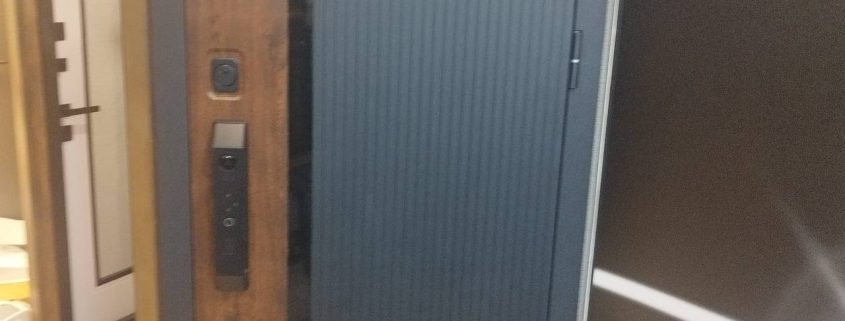 Gudrā durvju slēdzene ar e-paroli un pirkstu nospiedumu atpazīšanu