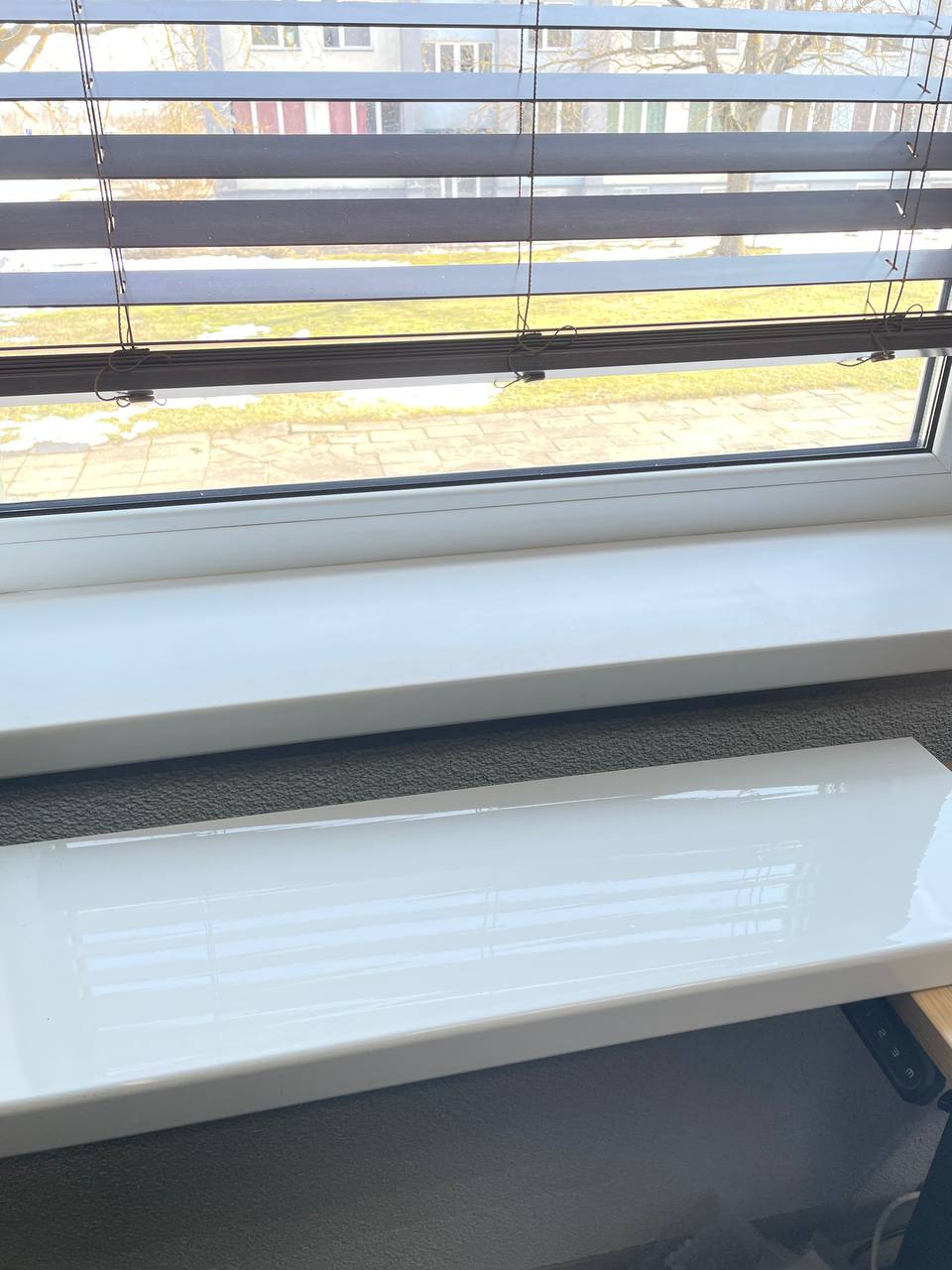 Glancēta iekšējās palodzes spīdīga un gluda virsma interjerā