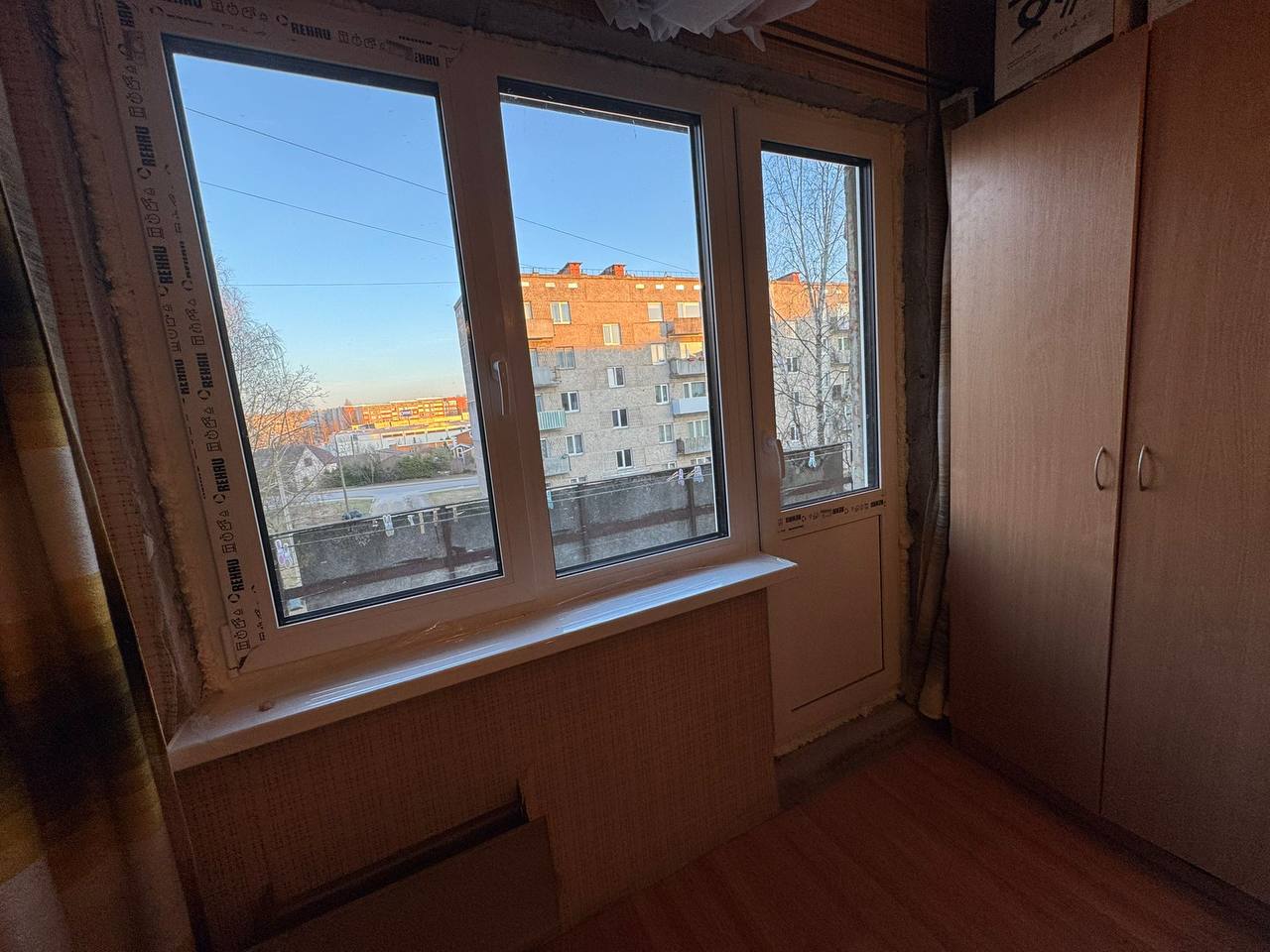 Balkona bloks ar Rehau profilu modernā dizainā uzstādīts mājoklī