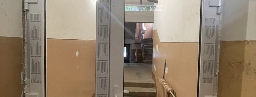 Durvju bloka maiņa kvalitatīvā un drošā kāpņu telpā daudzdzīvokļu ēkā