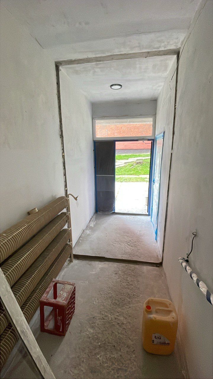 Profesionāla durvju bloka nomaiņa kāpņu telpā ar speciālistu palīdzību