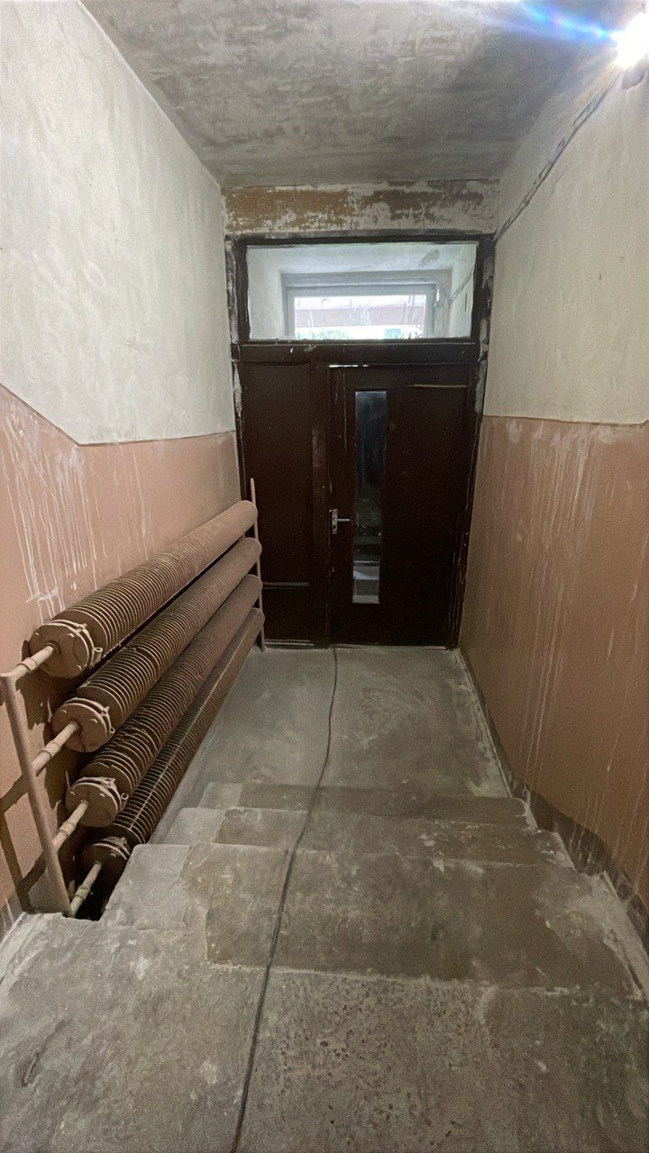 Profesionāla durvju bloka maiņa daudzdzīvokļu ēkas kāpņu telpā