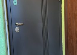 Drošas un estētiskas metāla durvis ar divām slēdzenēm un novērošanas actiņu