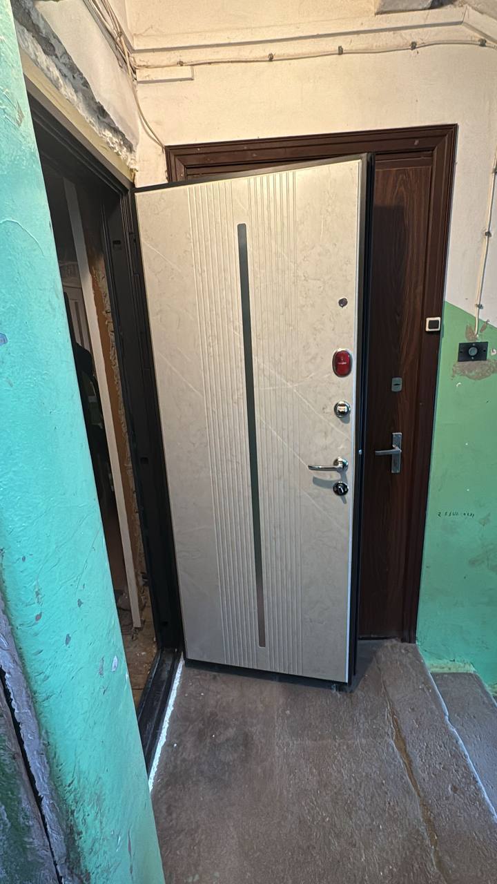 Drošas un stilīgas metāla durvis ar slēdzenēm un novērošanas actiņu