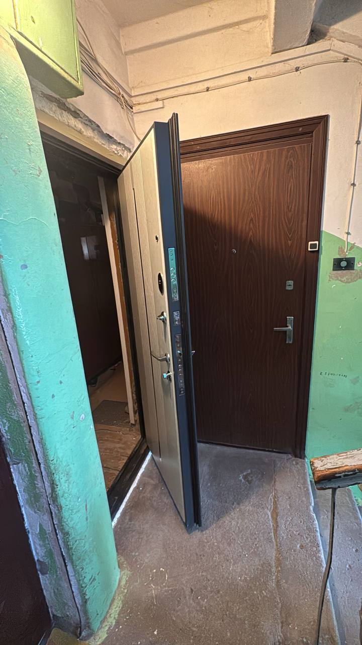 Drošas un estētiskas durvis ar divām slēdzenēm un trīs pretizcelšanas rīģeļiem