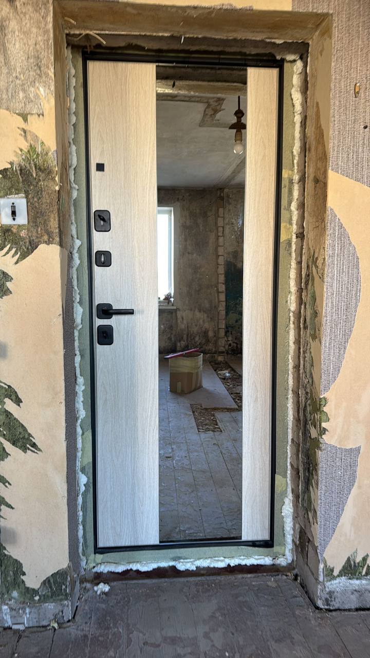 Moderna spoguļdurvis ar dažādiem dizaina un krāsu variantiem