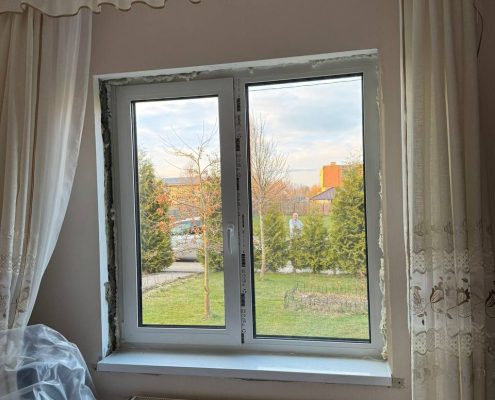 PVC logi koka rāmī dzīvoklim ar moderno dizainu un siltumizolāciju