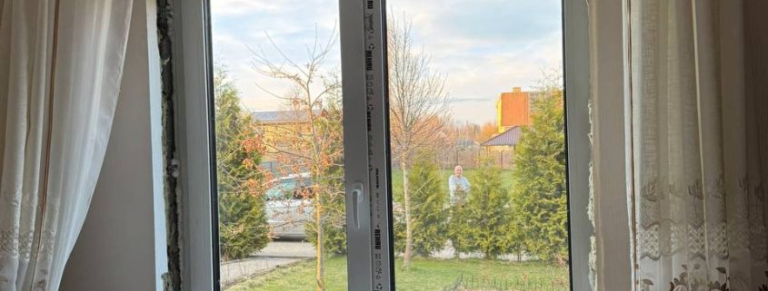 PVC logi koka rāmī dzīvoklim ar moderno dizainu un siltumizolāciju