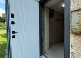 Izturīgas un siltumizolējošas privātmājas durvis ar antracīta apdari un drošības elementiem