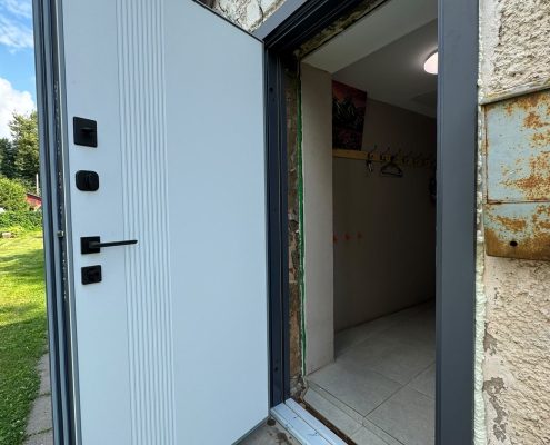 Izturīgas un siltumizolējošas privātmājas durvis ar antracīta apdari un drošības elementiem