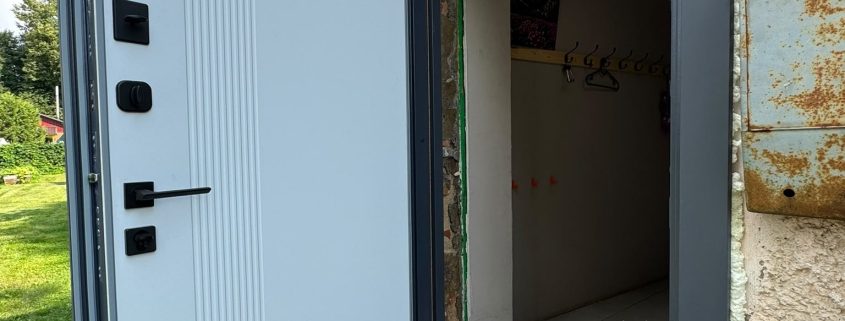 Izturīgas un siltumizolējošas privātmājas durvis ar antracīta apdari un drošības elementiem
