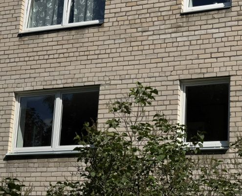Rehau logi uzstādīti dzīvoklī, uzlabojot siltumizolāciju un trokšņu samazināšanu.