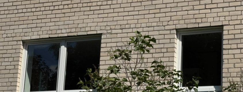 Rehau logi uzstādīti dzīvoklī, uzlabojot siltumizolāciju un trokšņu samazināšanu.