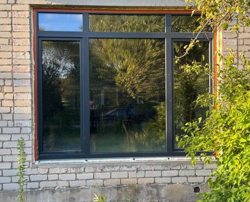 Lielizmēra PVC logu vitrīna ar durvīm modernam interjeram un trīskāršo stiklojumu