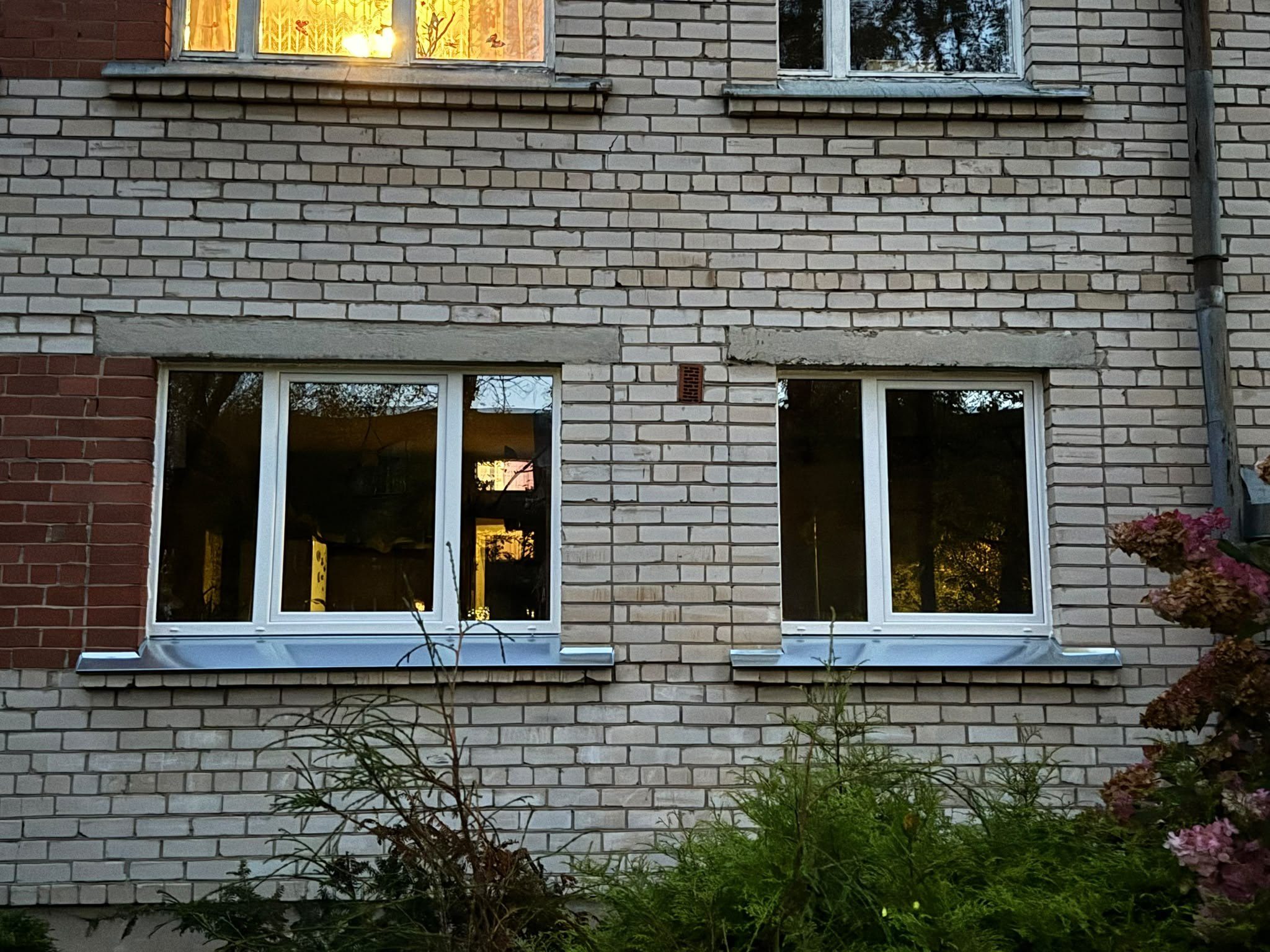PVC logu nomaiņa ar Roto furnitūru un selektīvo stiklu daudzīvokļu mājā