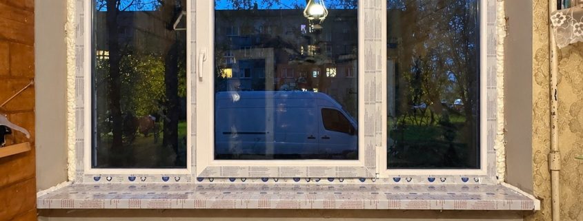 PVC logi ar Roto furnitūru un selektīvo stiklu daudzīvokļu mājā ērtai energoefektīvai logu nomaiņai